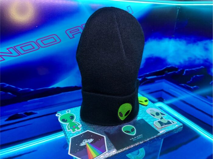 Beanie Alien de Mundo Alien: gorro cómodo y estilizado con temática alienígena, ideal para un look moderno y espacial.